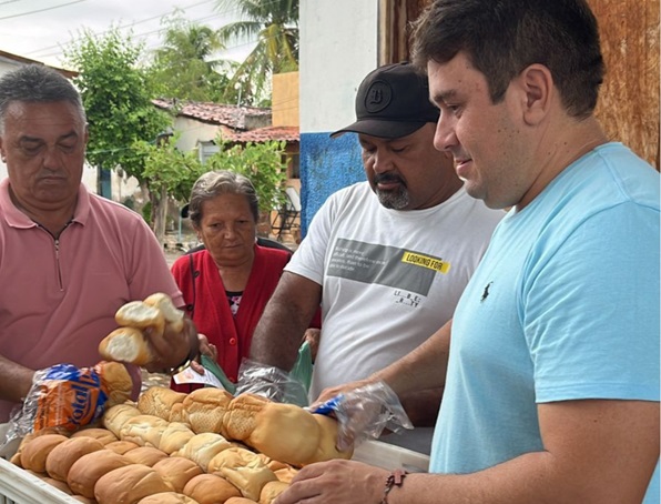 No bairro Frei Damião, secretários Helder Carvalho e Dênis Formiga participam de ações sociais dos Programa Pão na Mesa e Café Solidário